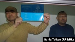Активисты Макс Бокаев (слева) и Талгат Аян в суде, где их обвиняют в «возбуждении розни», «распространении заведомо ложной информации» и «нарушении порядка проведения митинга». Атырау, 18 октября 2017 года.