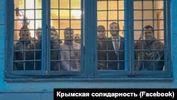 Кримські адвокати та правозахисники разом із кримськими татарами, затриманими під Верховним судом Криму, у відділенні поліції. Сімферополь, 12 липня 2019 року