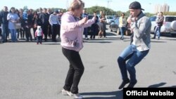Автойөрешне озату. Мөнир Рахмаев тамашачы белән бии