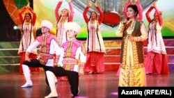 Izvođači na nastupu povodom Dana kulture Turkmenistana 2014. godine.