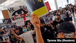 Protestatari purtând bandaje sau benzi negre peste ochi