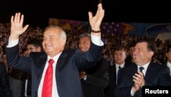 İslam Karimov. 2007-ci il. Arxa planda indiki prezident Shavkat Mirziyoev