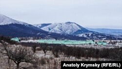 Російське військове містечко з житловою зоною та ангарами для зберігання штатної військової техніки поблизу села Перевальне. Вид з Долгоруківської яйли, 2018 рік. Архівне фото