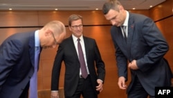 La întîlnirea cu ministrul de externe german, Guido Westerwelle; Vitali Kliciko în dreapta imaginii