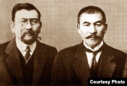 Лидеры партии "Алаш"Ахмет Байтурсынов (слева) и Алихан Букейханов (справа).