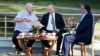 Лидер Беларуси Александр Лукашенко (слева) и президент Таджикистана Эмомали Рахмон (справа) стоят у руля власти 34 года, президент России Владимир Путин — 25 лет