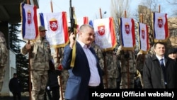 Російський глава Криму Сергій Аксьонов із представниками «самооборони Криму»