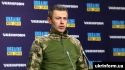 За словами Андрія Демченка, дозвіл не стосується тих громадян, які обіймають посаду за державною службою і які підпадають під пункт 2.14 перетину кордону
