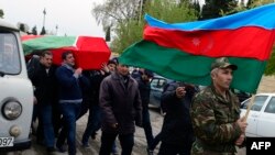 Похороны азербайджанского военнослужащего, погибшего 2 апреля, в городе Тертер в части Нагорного Карабаха, контролируемой Азербайджаном