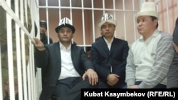 Камчыбек Ташиев, Садыр Жапаров и Талант Мамытов в зале суда