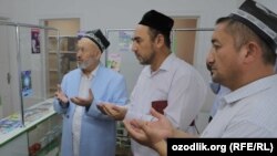 Муфтий Усманхан Алимов (слева) на открытии аптеки «Вакфмед».