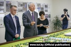 Даниил Урицкий - Данияр Усенов (в центре) на открытии БНБК. Источник фото: интернет-издание TUT.BY, 27 июля 2018 г.