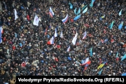 Севастополь, 26 февраля. Противостояние про-российски настроенных жителей Крыма и крымских татар, выступающих за территориальную целостность Украины