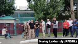 Әсет Әбішевтің түрмеден шығуын күтіп тұрған жақтастары. Алматы облысы, 30 шілде 2021 жыл.