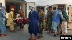Zəlzələ qurbanları Cəlalabad hava limanında təcili yardım maşınına aparılır.