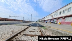 Otpravnici vozova i dispičeri Željezničke infrastrukture Crne Gore obustavili su rad zbog niskih plata i zaustavili željeznički saobraćaj. Podgorica, 22. avgust 2025. 