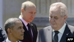 Президент США Барак Обама (ліворуч), президент Чехії Мілош Земан (праворуч) та президент Росії Володимир Путін. Архівне фото