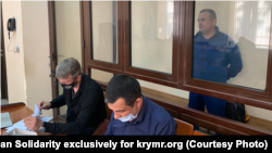 Владислав Єсипенко з адвокатами Олексієм Ладіним та Емілем Курбедіновим у підконтрольному Росії Сімферопольському районному суді, архів