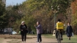 Delivery in Unirii Square Park the day after the construction site for the rehabilitation of Unirii Square in Bucharest was opened and closed on the same day, October 15, 2024. Inquam Photos / George Călin