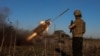 Украински войник пред ракетна установка, от която се стреля по руски войски близо до Покровск.