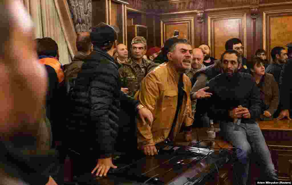Эътирозгарон дар дохили бинои парлумон. Нахуствазир Никол Пашинян талош кард раҳбарияти собиқи кишварро дар вазъи рухдода айбдор кунад. Ӯ гуфт: "Мо бояд барои интиқом омода шавем. Мо ба таври дуруст зидди фасод, олигархҳои нобакор, ки кишварро ғорат карда силоҳҳои сарбозон дуздиданд, дуруст мубориза набурдем..." 