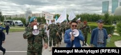 Тіркелмеген "Ел тірегі" партиясы белсенділері мен 1990-жылдары ауған-тәжік шекарасында әскери қызмет атқарған ардагерлер әділет министрлігіне бара жатыр. Нұр-Сұлтан, 25 маусым 2021 жыл.
