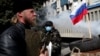 Свяшенник на проросійському мітингу у Луганську. Квітень 2014 року