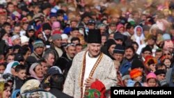 Оқохони чаҳор дар канори пайравонаш дар Тоҷикистон