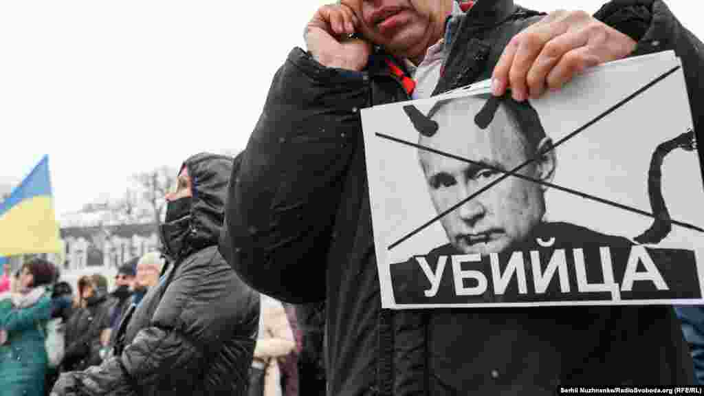 Москва вимагає гарантій, що НАТО не буде продовжувати розширюватися на схід, і хоче, щоб альянс скасував розміщення військ і зброї у Східній Європі. Держсекретар США Ентоні Блінкен назвав вимоги Росії «маніпуляціями», а Білий дім заперечив можливість того, що Сполучені Штати зменшать свій військовий слід або свої зобов’язання перед союзниками по НАТО.