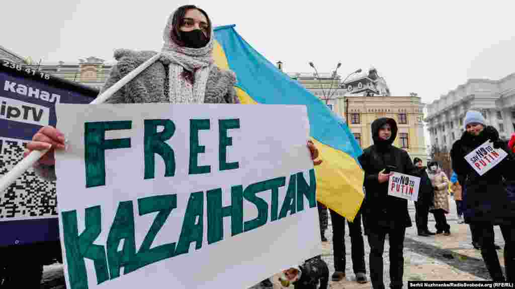 Мітингувальники також вимагали «засудити введення окупаційних військ ОДКБ на територію Казахстану»