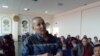 Рабочий «Эмбамунайгаза» Конысбай Оразов выступает с требованиями на собрании. Прорва, 23 апреля 2010 года. 