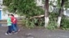 Ветром и ливнем в Ашхабаде разрушены торговые палатки, повалены деревья
