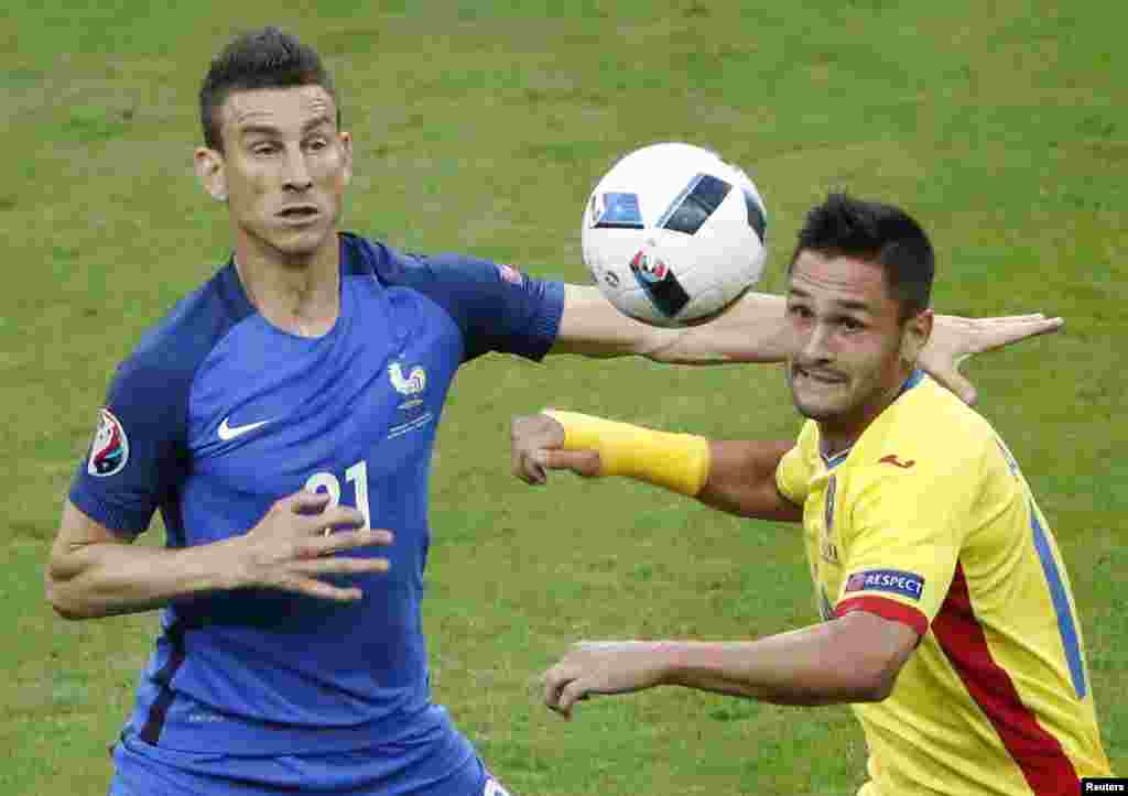 Laurent Koscielny cu Florin Andone (REUTERS/Charles Platiau).