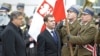 Președinții Dmitri Medvedev și Bronislaw Komorowski trec în revistă garda prezidențală la Varșovia