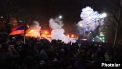 Հայաստան - Ցուցարարների և իրավապահների միջև բախումները Գյումրիում Ռուսաստանի հյուպատոսարանի մերձակայքում, 15-ը հունվարի, 2015թ․