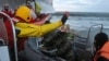 Російський офіцер погрожує ножем активісту «Greenpeace» в момент, коли екологи намагалися піднятися на нафтову платформу «Газпрому», 18 вересня 2013 року