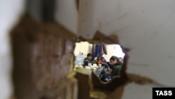 Muncitori migranți fotografiați la Moscovo în cursul unui raid al poliției