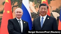 Президент Росії Володимир Путін тисне руку голові КНР Сі Цзіньпіну на форумі «Один пояс –один шлях» у Пекіні, Китай, 18 жовтня 2023 року