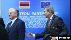 Հայաստանի արտգործնախարար Էդվարդ Նալբանդյանն ու Հարևանության քաղաքականության և ընդլայնման հարցերով ԵՄ հանձնակատար Յոհաննես Հանը համատեղ մամուլի ասուլիսում: Երևան, 17-ը նոյեմբերի, 2016 թ․