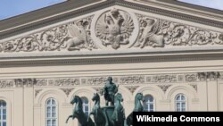 Frontispiciul Bolshoi Teatr cu statuia lui Peter Clodt 