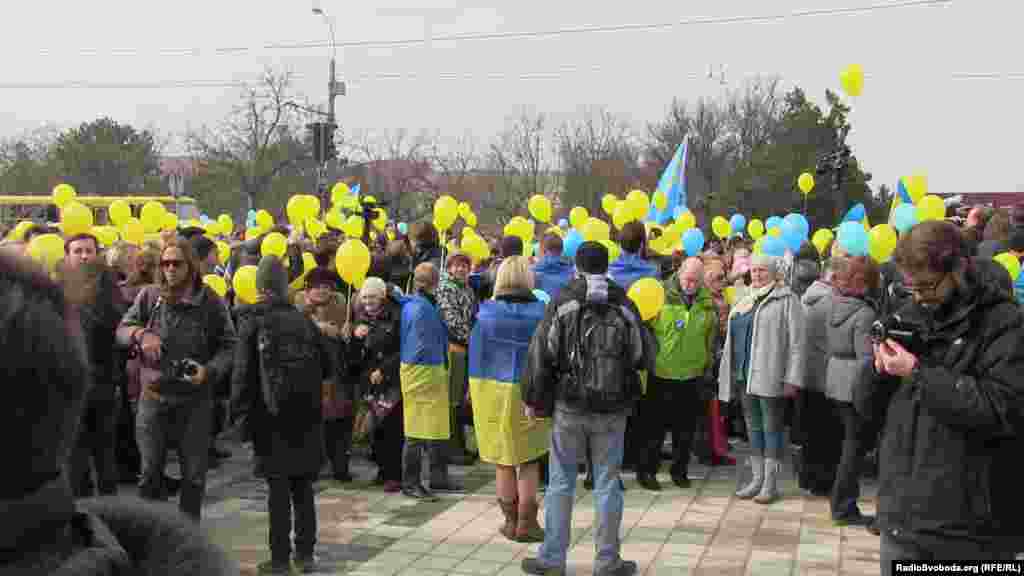 9 березня 2014 року біля пам'ятника Тарасу Шевченку в Сімферополі зібралося близько тисячі людей