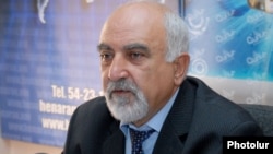 Armenia - Soviet-era dissident Paruyr Hayrikyan gives a press conference in Yerevan, 6Nov2012.