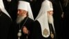 Зліва направо: Онуфрій, предстоятель УПЦ (Московського патріархату), і Філарет, предстоятель УПЦ КП, патріарх Київський і всієї Руси-України