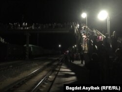 Agşamlyk adamlar Türkmenistandan gelmeli ildeşlerine garaşýarlar, Mangystau oblasty, 2021-nji ýylyň 13-nji maýy.