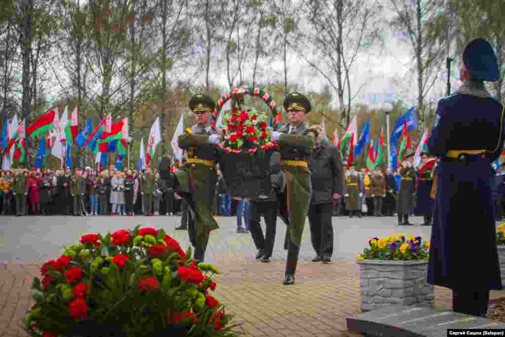 На цырымоніі прысутнічала нямала прадстаўнікоў дзяржаўных структураў, а таксама БРСМ, праўладнага грамадзкага аб’яднаньня «Белая Русь», кампаніі «Белтэлекам»