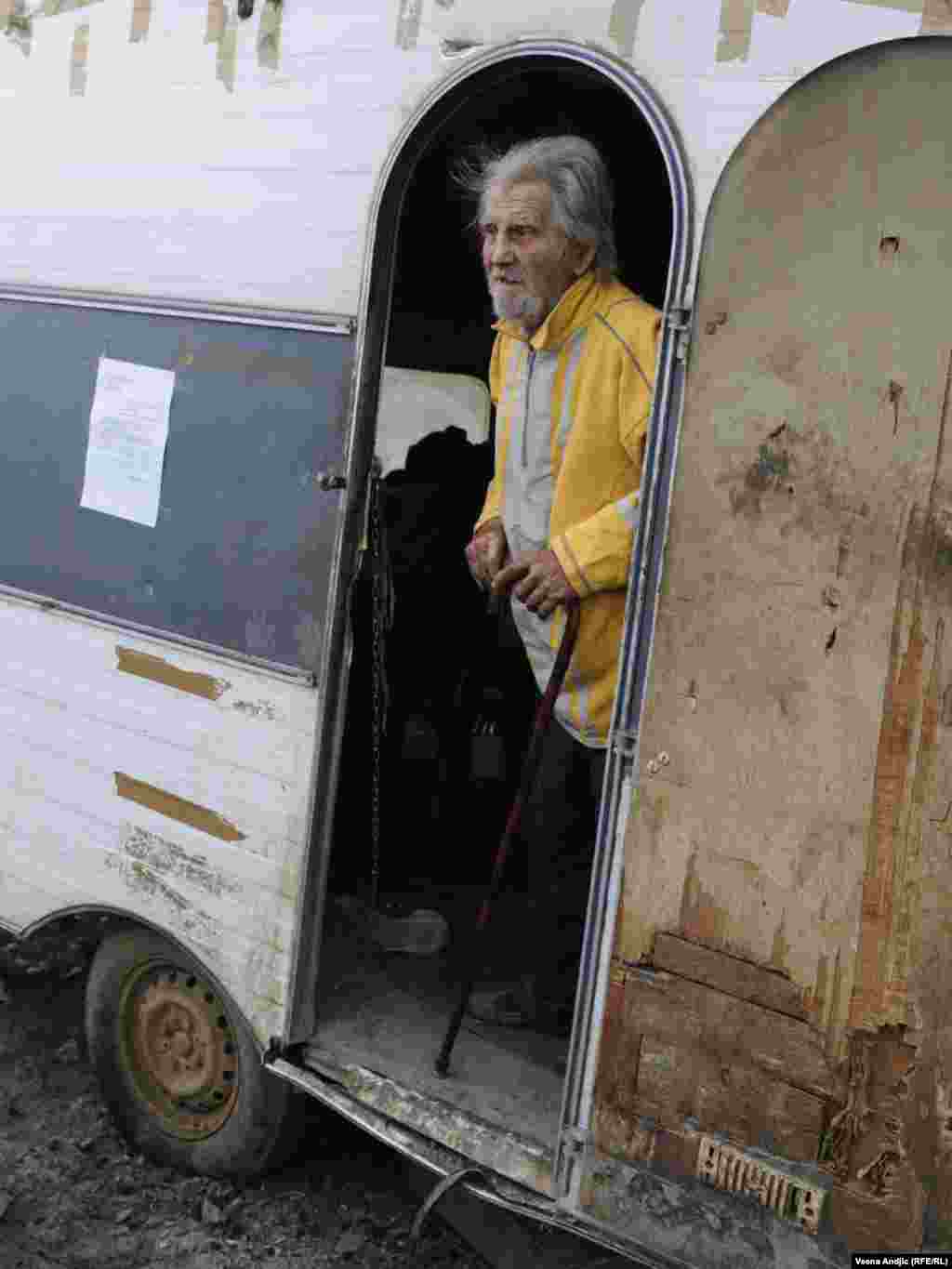 Beskućnik Ladislav Milunović (95) živi u kamp prikolici, sa 3 psa i jednom mačkom, na trotoaru pored starog zemunskog groblja. Po nalogu komunalne inspekcije moraće da se preseli, Beograd, 31.01.2011. Foto: Vesna Anđić