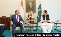 ښې اړخ ته د پاکستان وزیراعظم عمران خان او کین اړخ ته تاجک ولسمشر امام علي رحمان.
