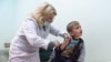 Administrarea vaccinului anti-rujeolic intr-o școală din Ucraina