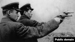 Сотрудники НКВД на расстреле