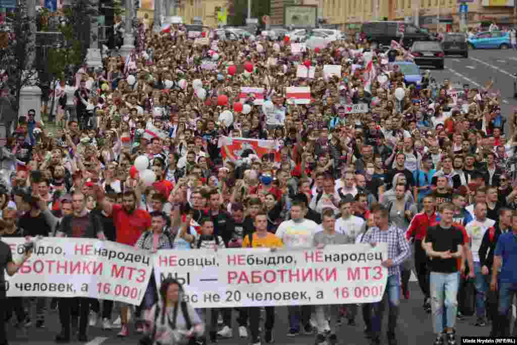 14 жніўня ўначы пачалі выпускаць затрыманых у Жодзіне і Менску. З самай раніцы зьявіліся «ланцугі салідарнасьці». Пратэсты прайшлі на многіх прадпрыемствах у розных гарадах Беларусі. У Менску марш рабочых МТЗ зьліўся з калёнай менчукоў і дайшоў да плошчы Незалежнасьці
